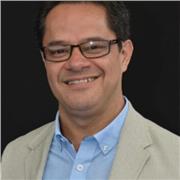 Profesor de Psicología para pregrado y postgrado. Magister en Psicología Clínica Infantojuvenil. Docente escolar y universitario. Muy didáctico y con amplia experiencia en la educación